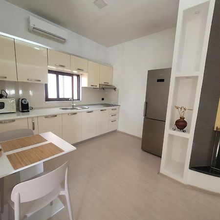An Apartment With Fireplace Tirana Exterior foto